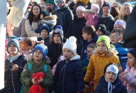 TRIJE DOBRI MOŽJE, ROMANA KRAJNČAN IN JELENI PRIREDITEV PRED KULTURNIM DOMOM 24 FOTO LJUBO VUKELIČ